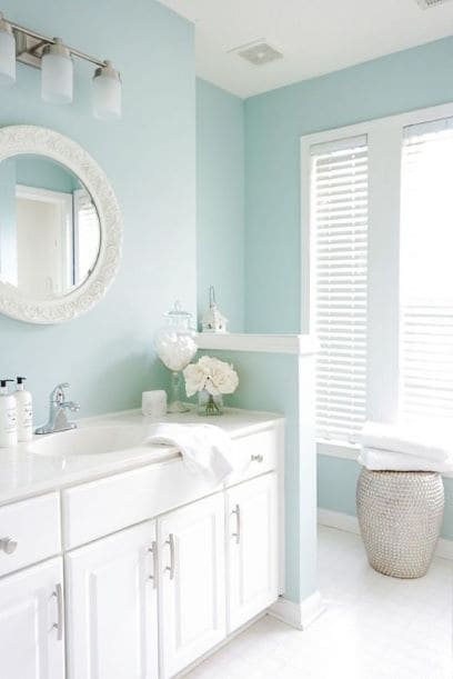 white bathroom with azur wall-paper