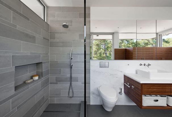 Modern grey, marbel and wood bathroom