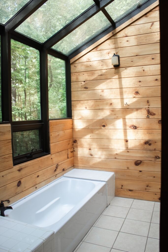 Alcove bath with window
