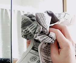 clean your mirror with a newspaper
